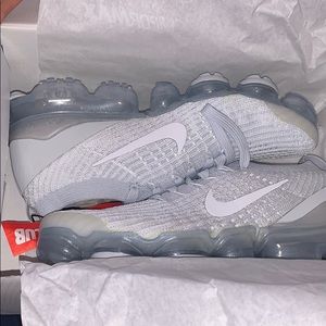 Nike women’s air vapormax flyknit 3 size 7